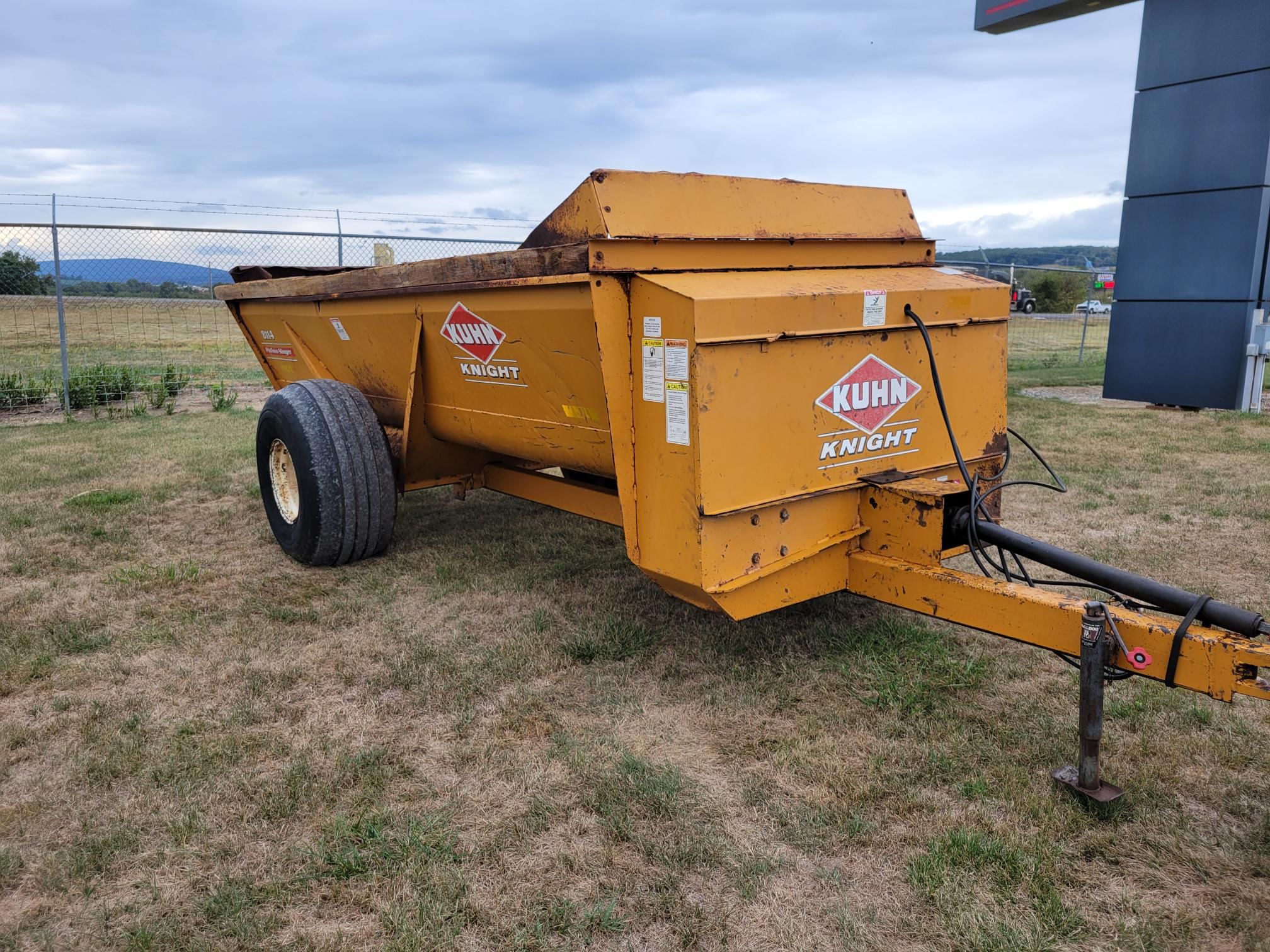 Kuhn Knight 8114 Equipment Image0