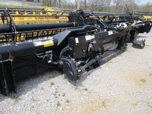 Image of MacDon FD70 equipment image 2