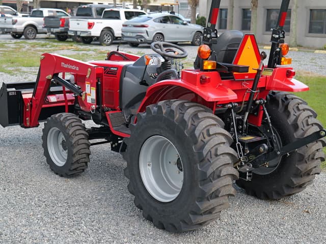 Image of Mahindra 1626 equipment image 3