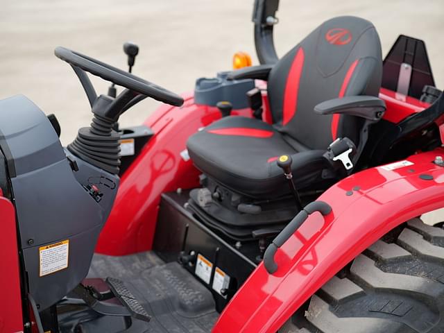 Image of Mahindra 2638HST equipment image 4