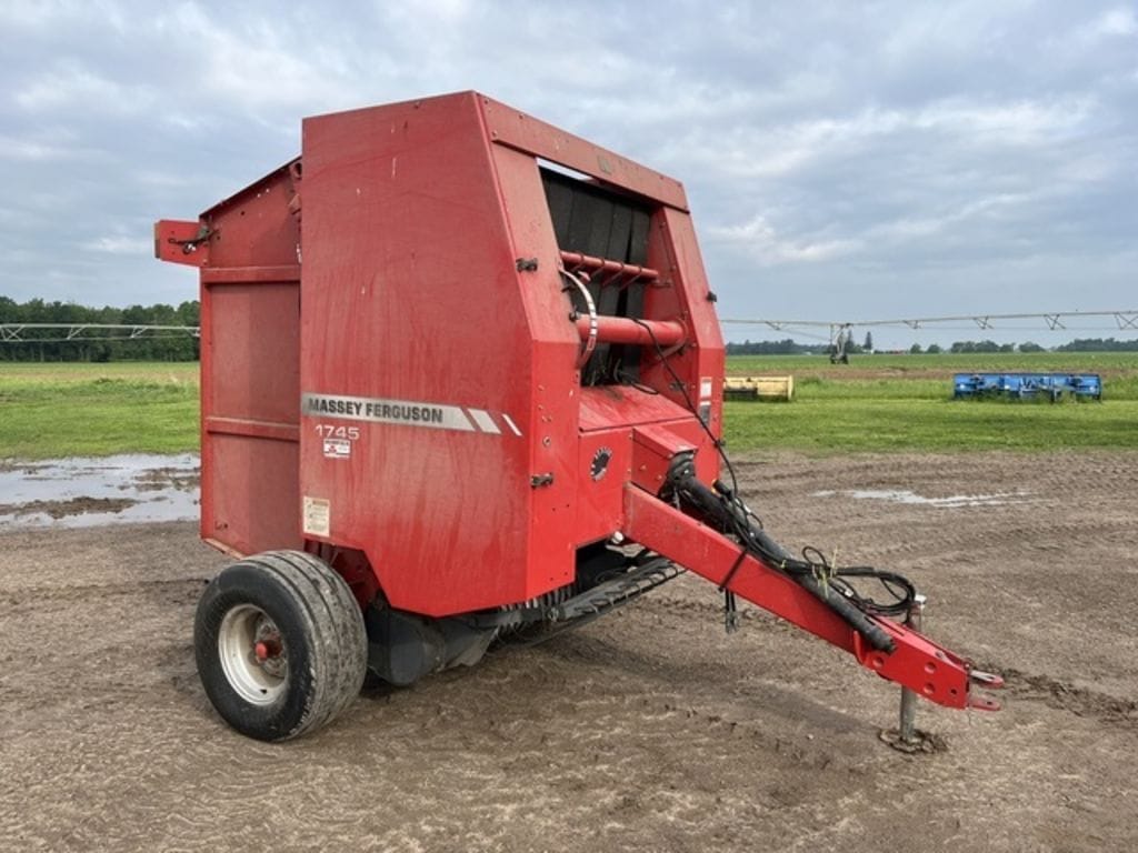Massey Ferguson 1745 Equipment Image0