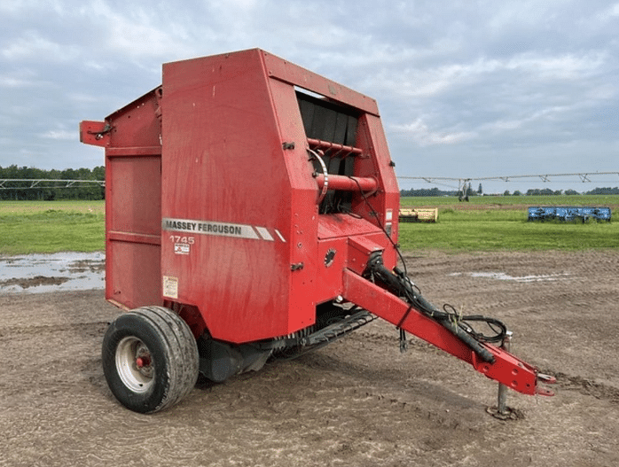 Image of Massey Ferguson 1745 Image 0