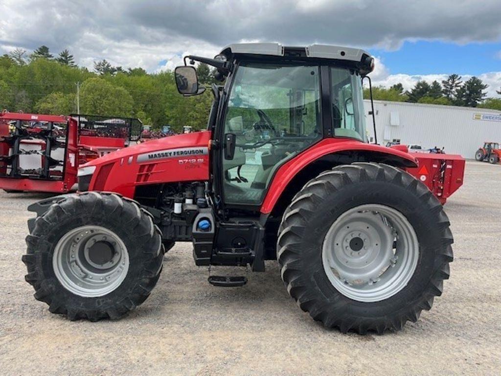 Image of Massey Ferguson 5712S Image 0
