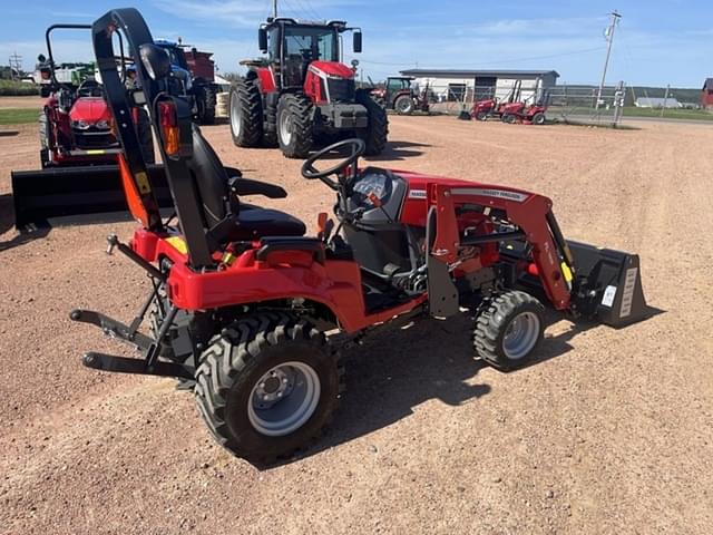 Image of Massey Ferguson GC1725M equipment image 4