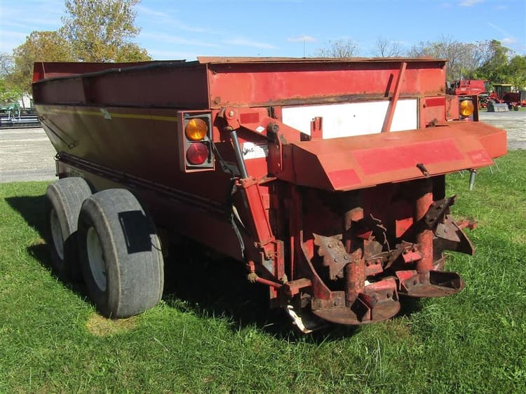 SOLD 2011 Meyer 3245 Manure Handling Manure Spreaders Dry Tractor