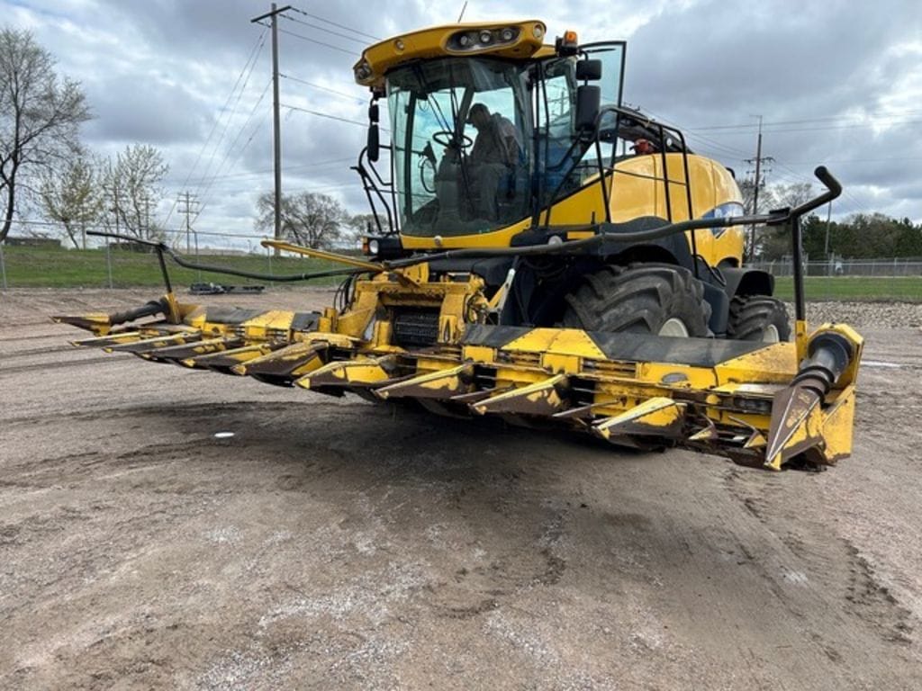 2011 New Holland 470FI Equipment Image0
