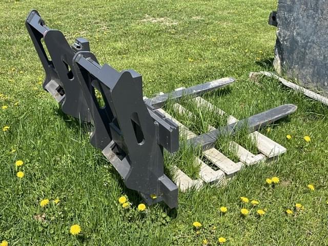 Image of New Holland Pallet Forks equipment image 4