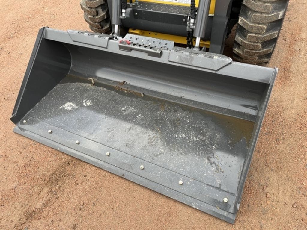 2024 New Holland 72" LPE Bucket Equipment Image0