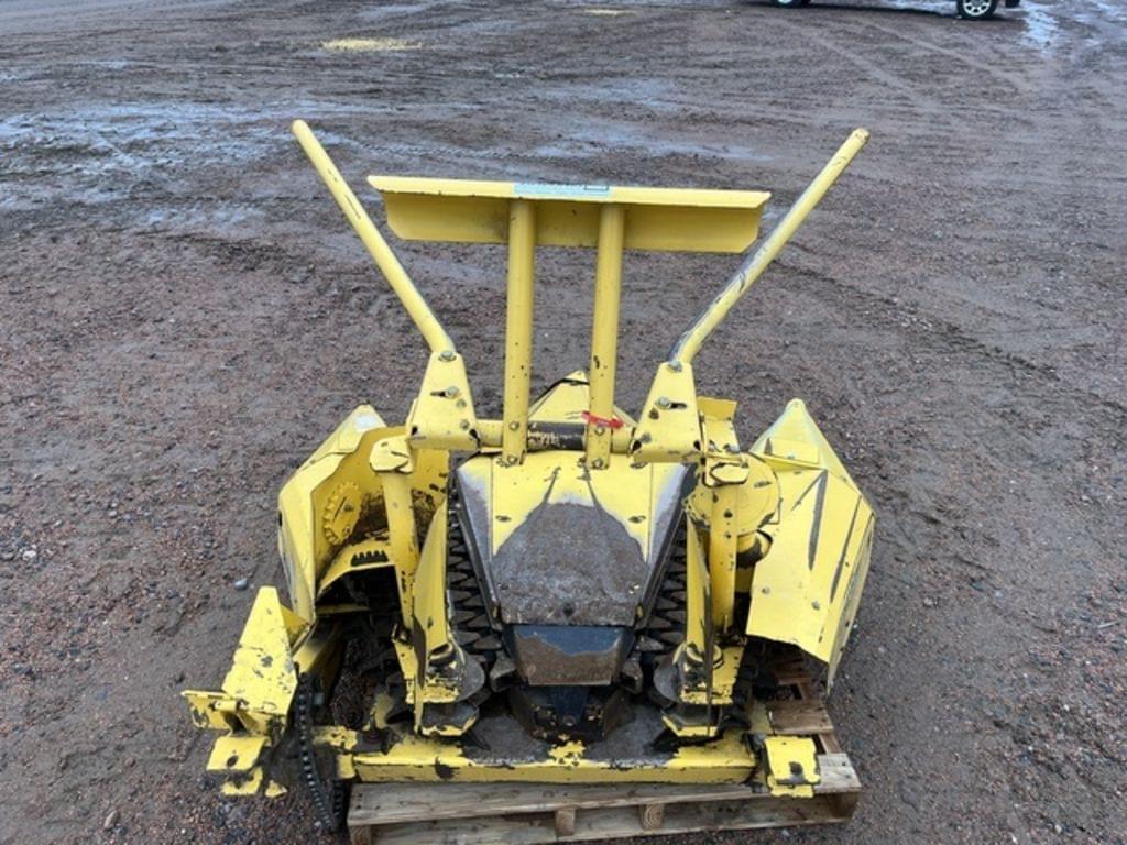 Image of New Holland 824 Image 0