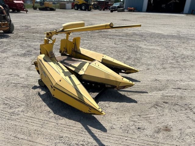 Image of New Holland 824 equipment image 2