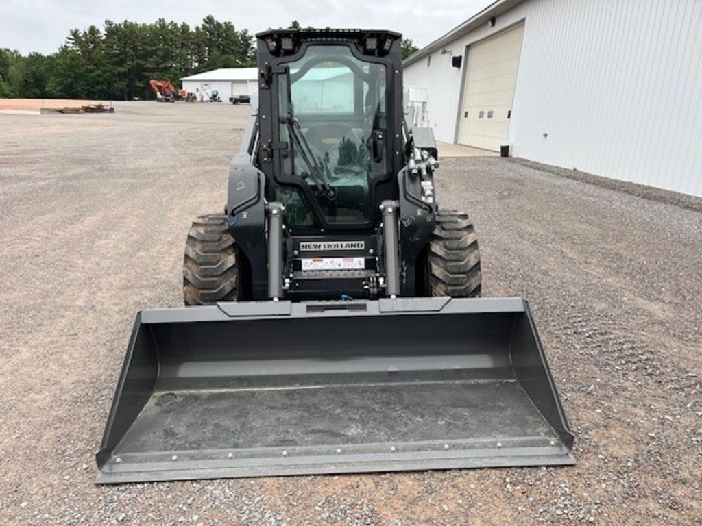New Holland 84" LPE Bucket Equipment Image0