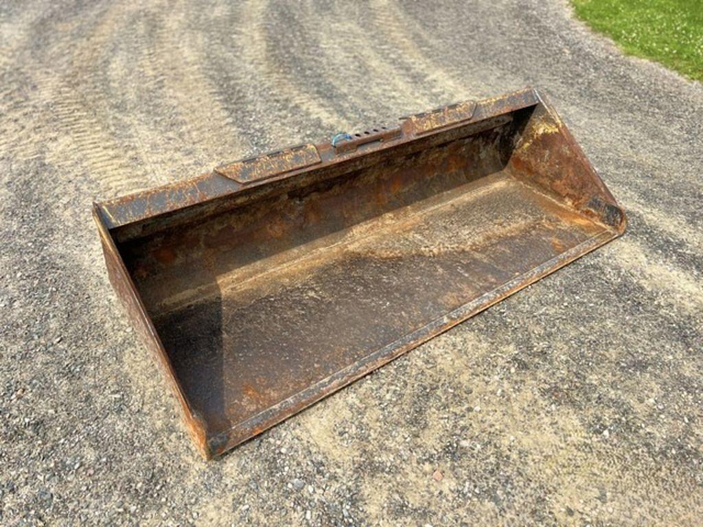 Image of New Holland 84" Low Profile Bucket Image 1