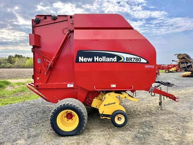 Image of New Holland BR780 equipment image 2
