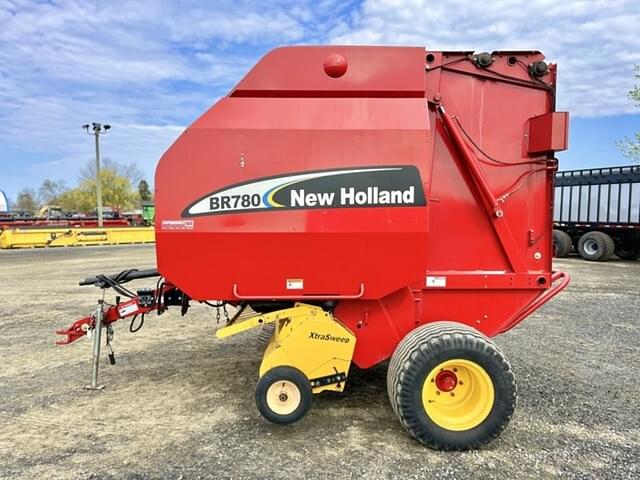 Image of New Holland BR780 equipment image 3