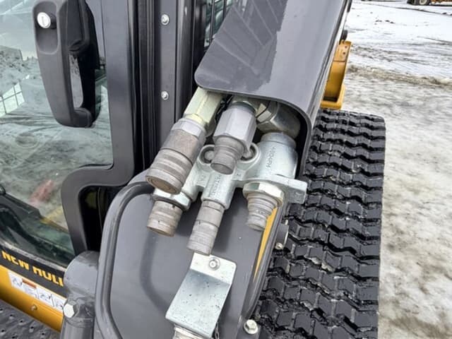 Image of New Holland C345 equipment image 4