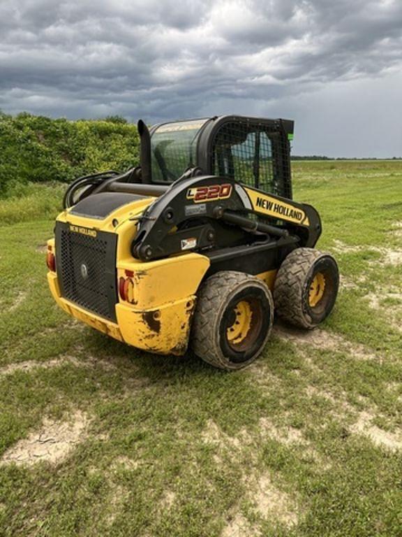 Image of New Holland L220 equipment image 3