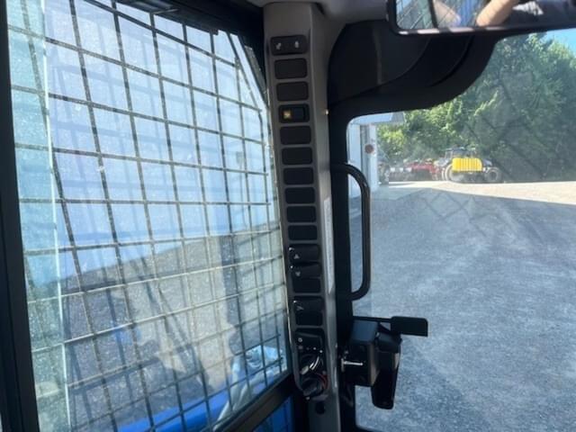 Image of New Holland L320 equipment image 4