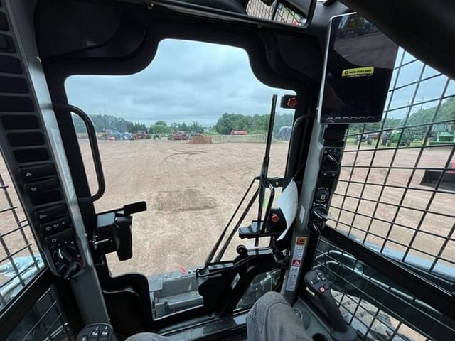 Image of New Holland L320 equipment image 4