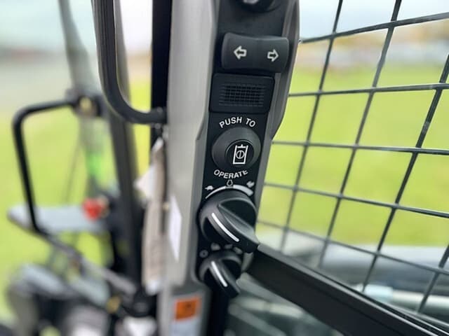 Image of New Holland L328 equipment image 4