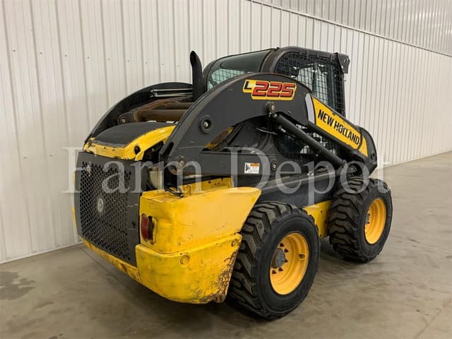 Image of New Holland L225 equipment image 2