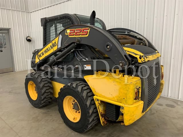 Image of New Holland L225 equipment image 4