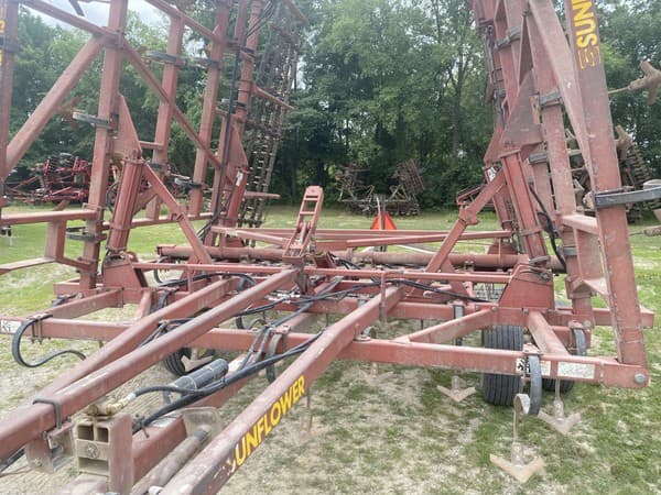 Image of Sunflower 5033 equipment image 1