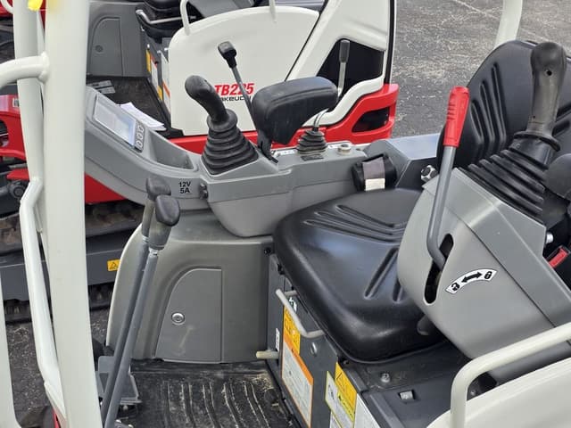 Image of Takeuchi TB216 equipment image 3