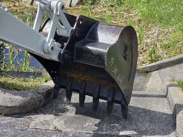 Image of Takeuchi TB350R equipment image 3