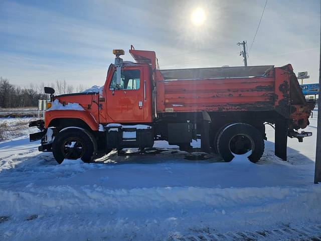 Image of International Navistar equipment image 1