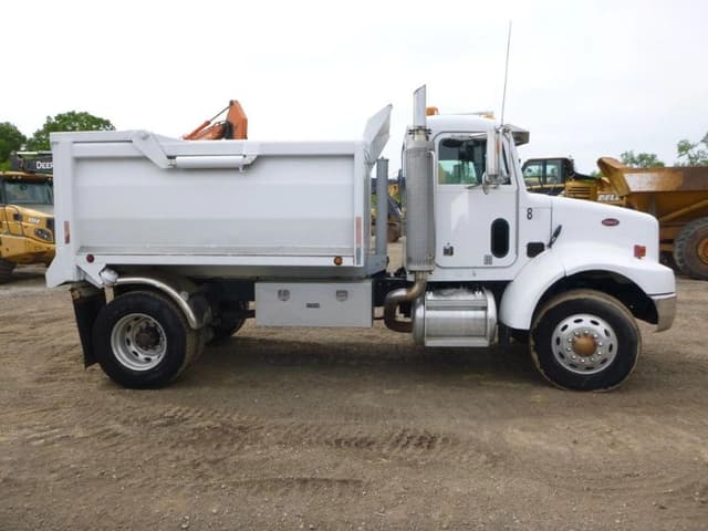 Image of Peterbilt 330 equipment image 2