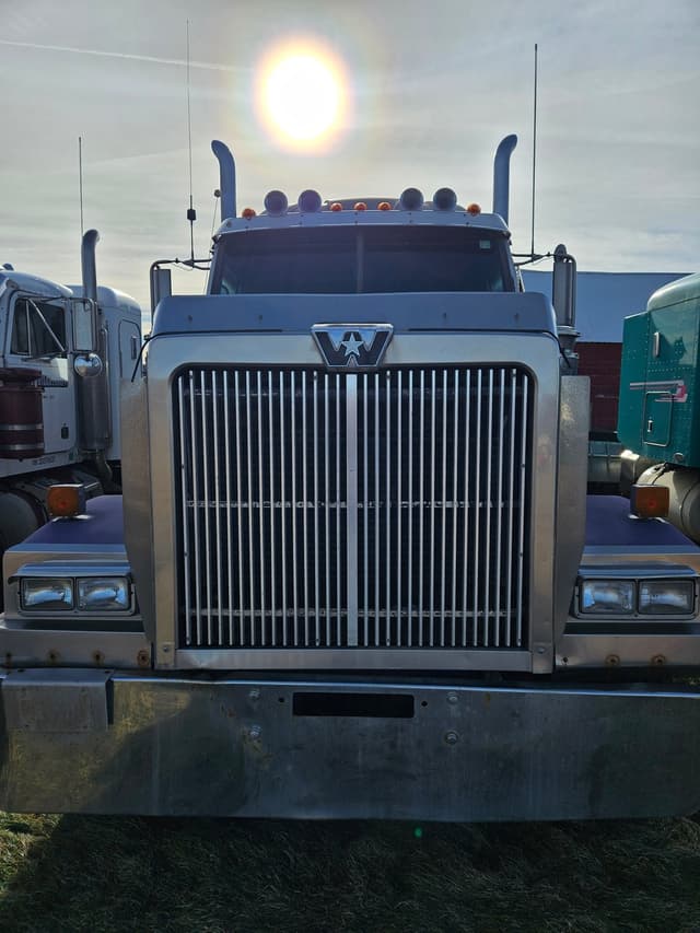 Image of Western Star 4900E equipment image 3