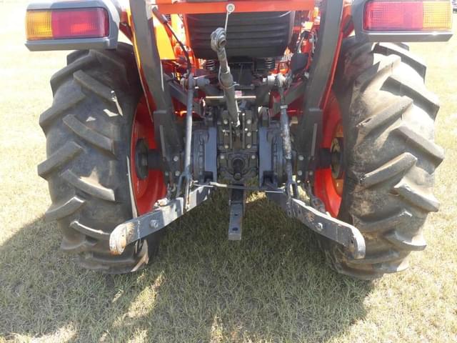 Image of Kubota L3901HST equipment image 3