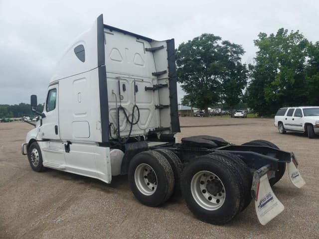 Image of Freightliner Cascadia equipment image 3