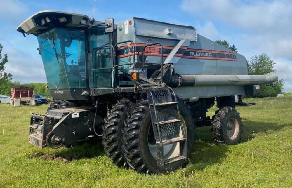 SOLD - Gleaner R62 Lot No. 104 Combines with 1,170 Hrs | Tractor Zoom