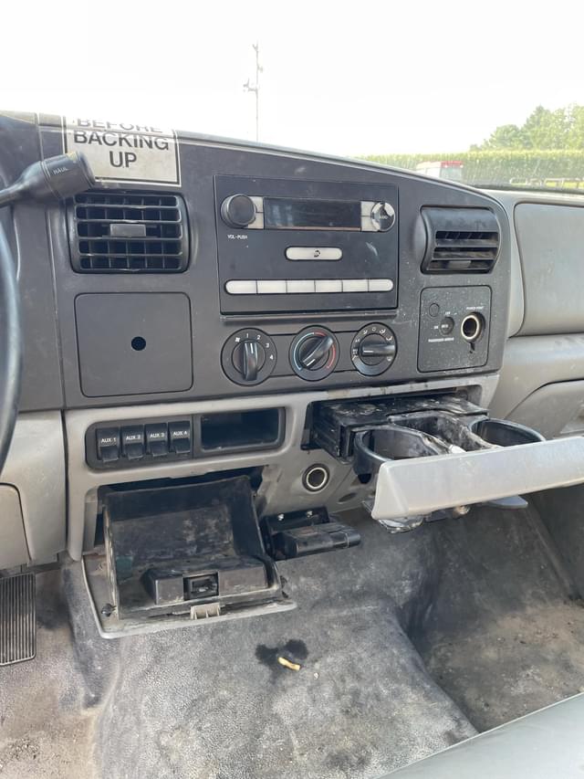 Image of Ford F-450 equipment image 3