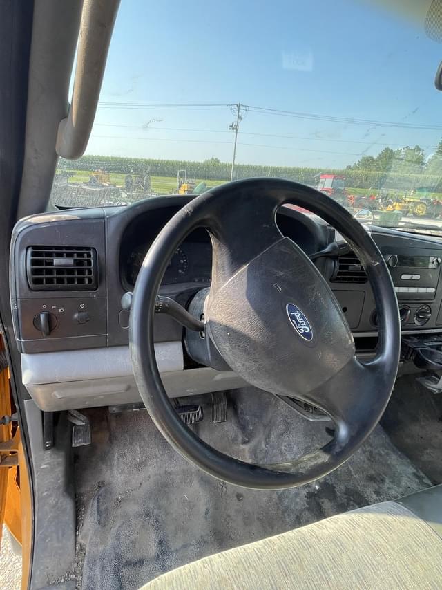 Image of Ford F-450 equipment image 4