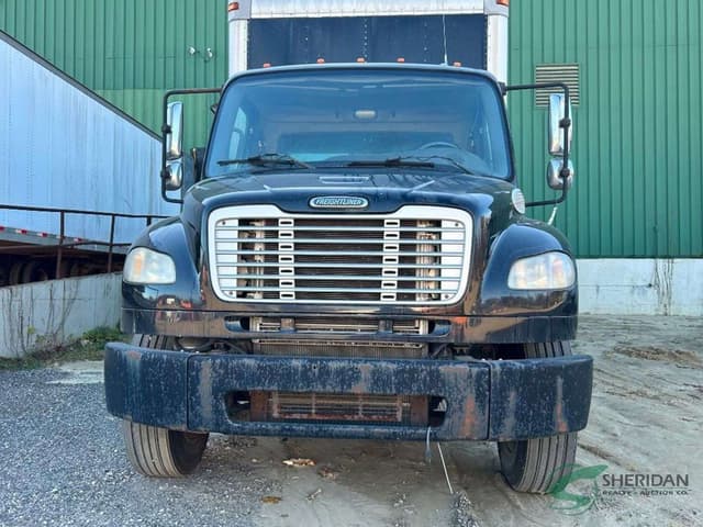 Image of Freightliner M2 106 equipment image 2