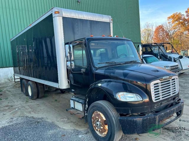 Image of Freightliner M2 106 equipment image 4