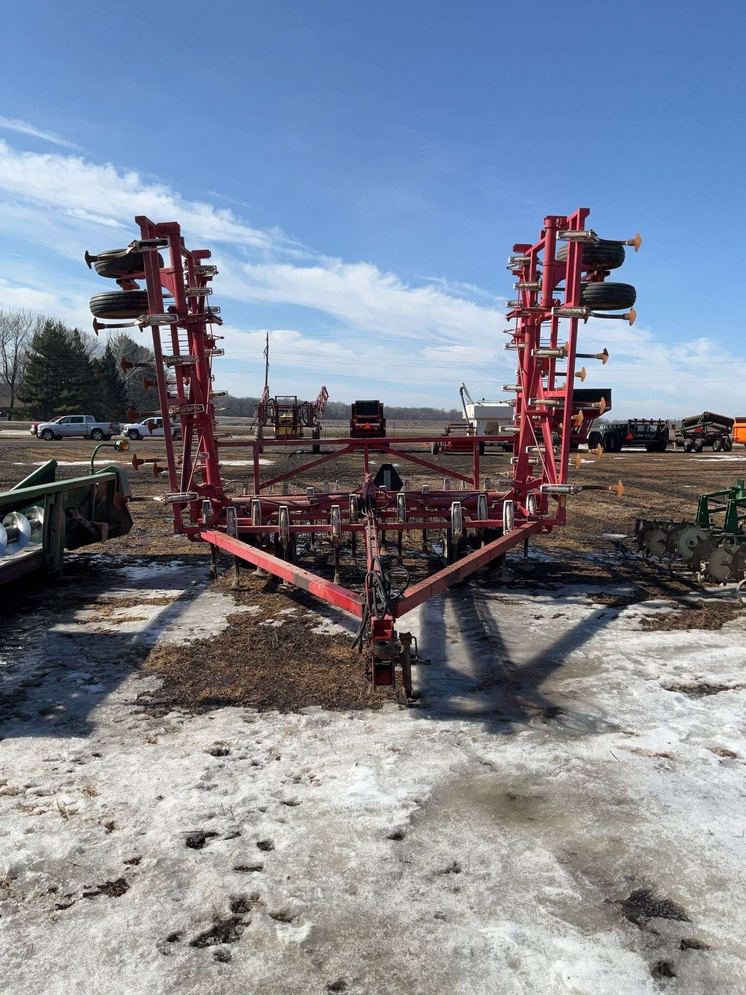 Wil-Rich 2500 Equipment Image0