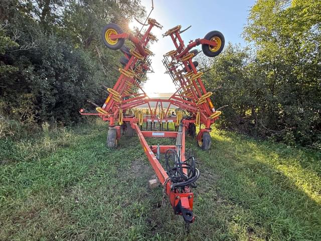 Image of Bourgault 8810 equipment image 2