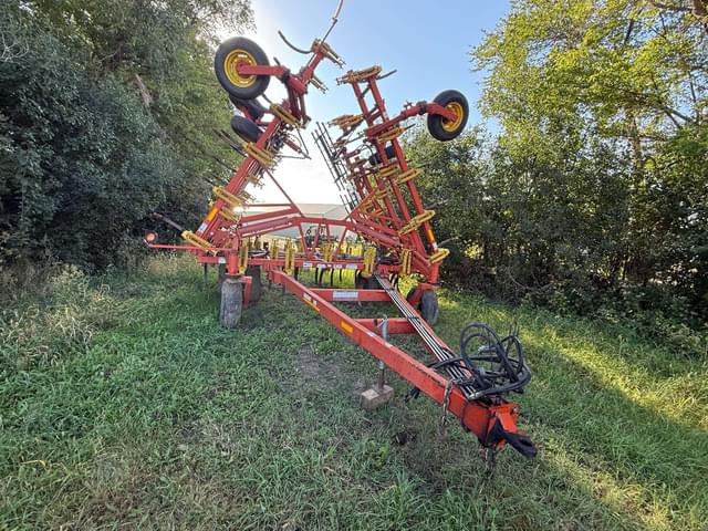 Image of Bourgault 8810 equipment image 1