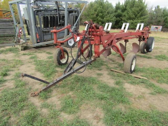 Image of International Harvester 700 equipment image 1