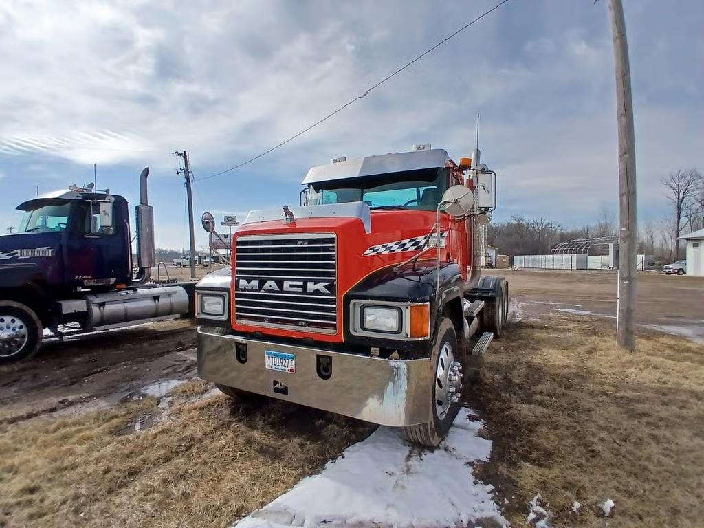 2001 Mack CH613 Equipment Image0