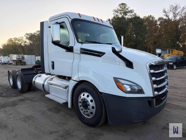 Image of Freightliner Cascadia 126 equipment image 2