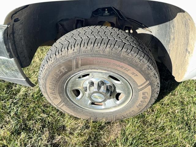 Image of Chevrolet 2500HD equipment image 4