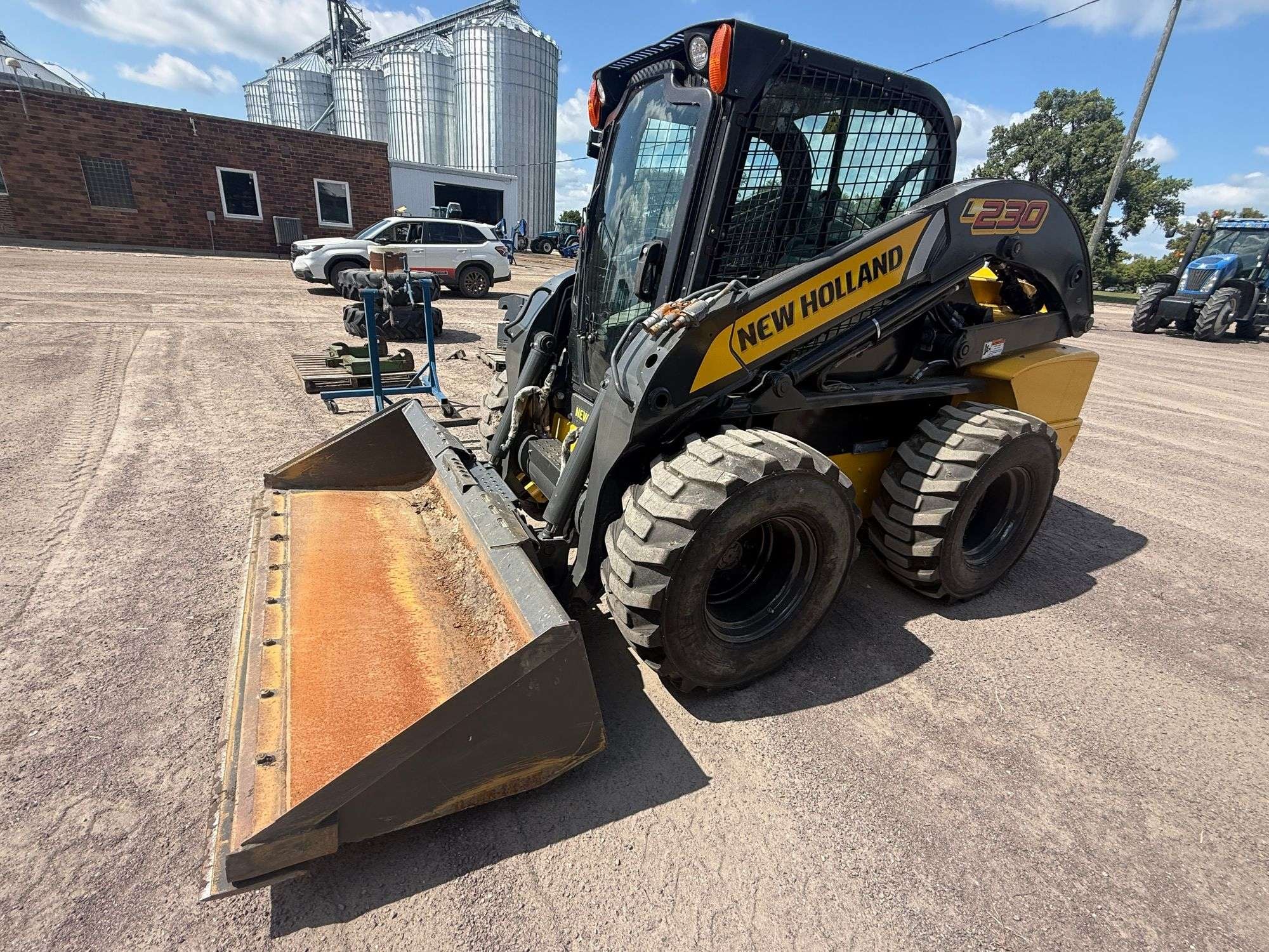 2011 New Holland L230 Equipment Image0