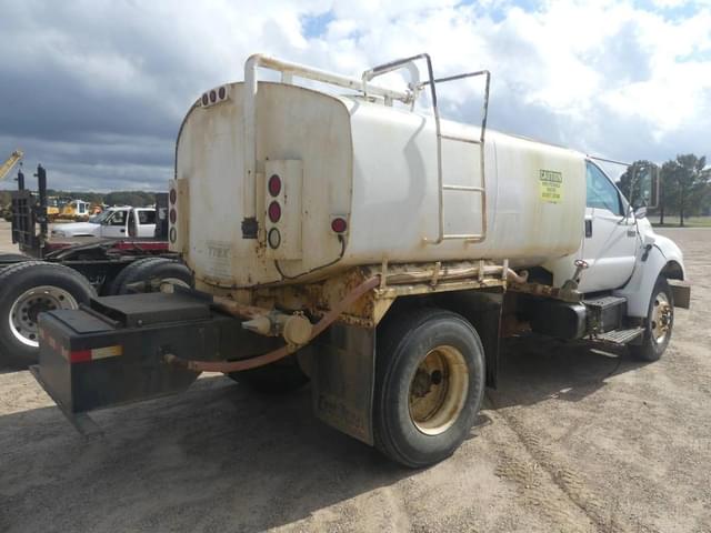 Image of Ford F-750 equipment image 2