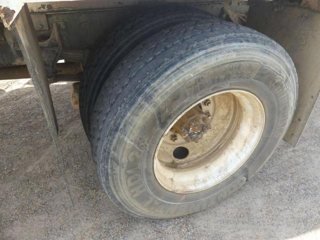 Image of Ford F-750 equipment image 4