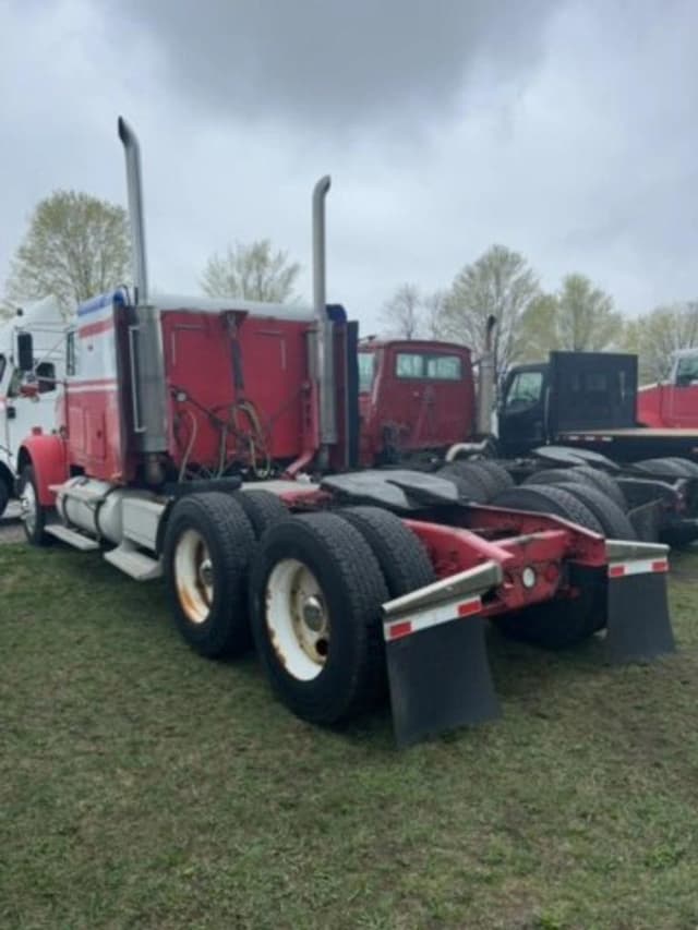 Image of Freightliner Classic equipment image 3