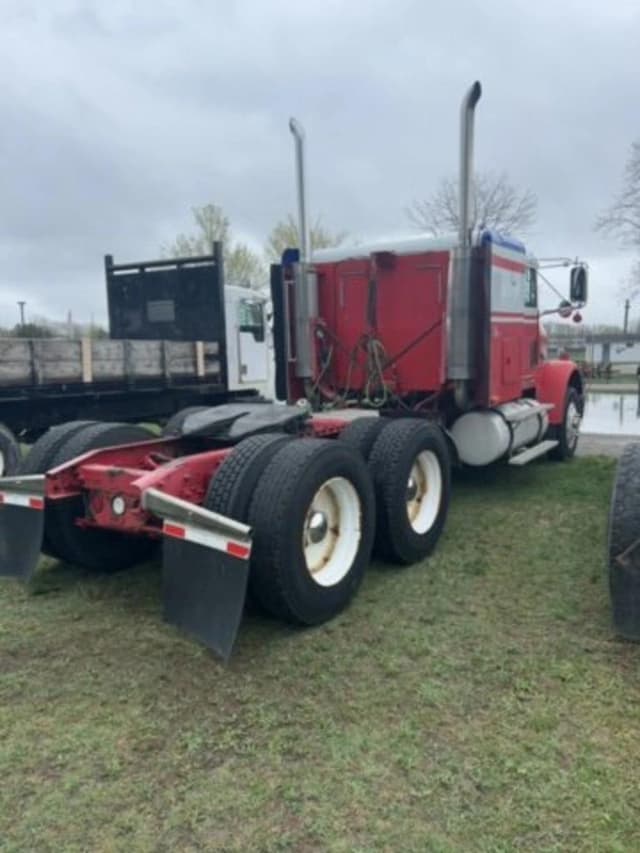 Image of Freightliner Classic equipment image 2